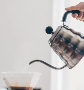 Pot verseur pour cafetière manuelle